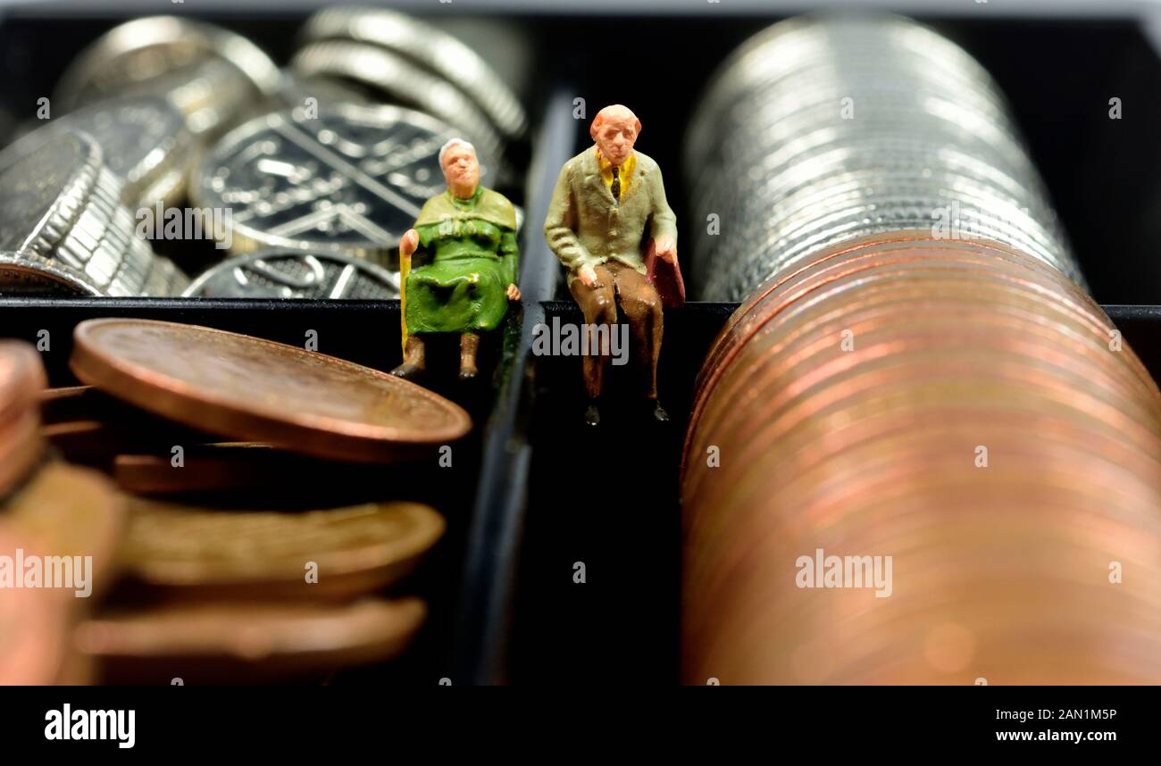 Miniatures, couple retraité assis sur l'argent,cash,pièces,concept Banque D'Images