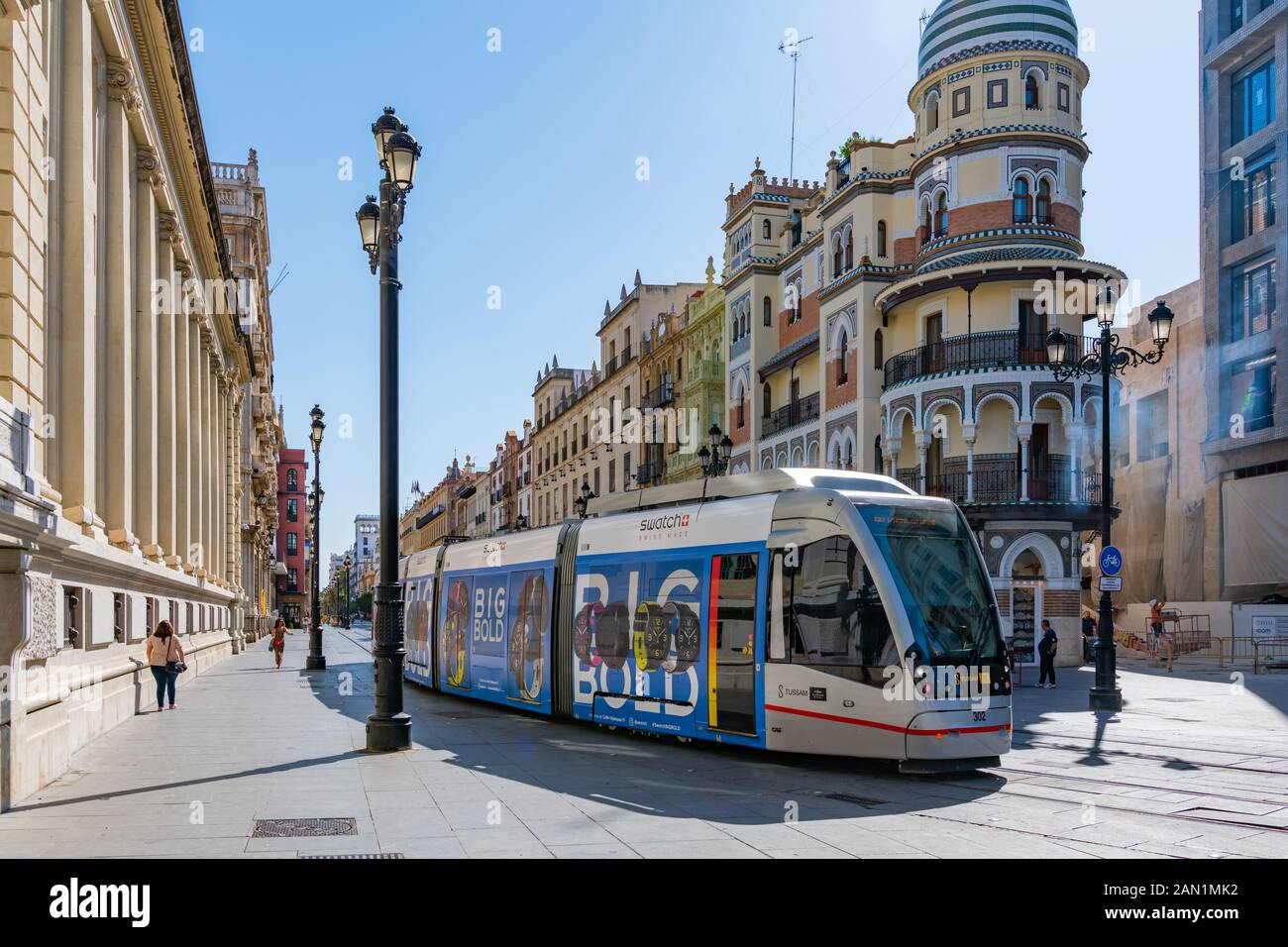 Un tramway moderne passe José Espiau y Muñoz's 1922 Edificio La Adriática, bel exemple d'architecture éclectique sur Constitution Avenue. Banque D'Images