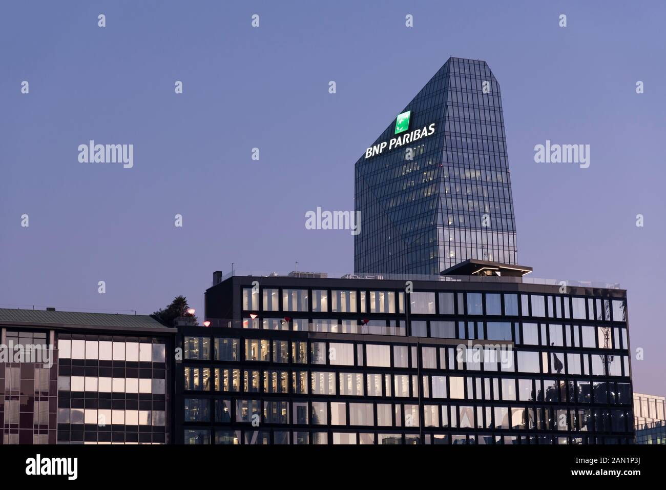 Verre, siège de la banque française BNP Paribas avec le logo sign allumé au coucher du soleil. Milan, Italie. Banque D'Images