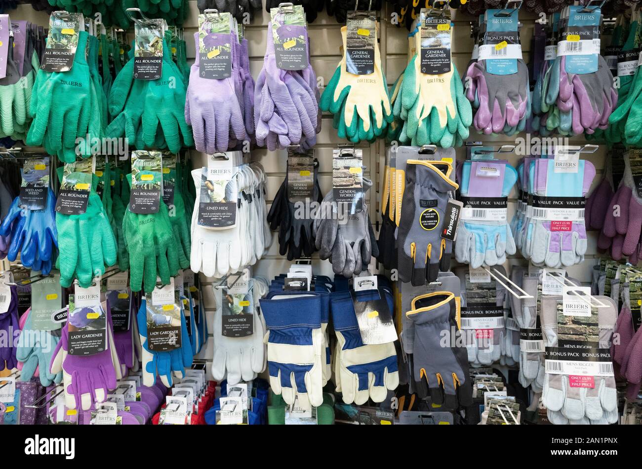 Affichage de plusieurs types de gants de travail à vendre dans un magasin agricole Banque D'Images