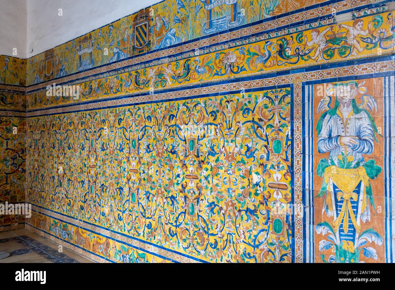 Ornement sur le mur du salon de Carlos V dans le Véritable Alcázar. La figure de droite est l'un des plusieurs panneaux allégoriques à présenter. Banque D'Images