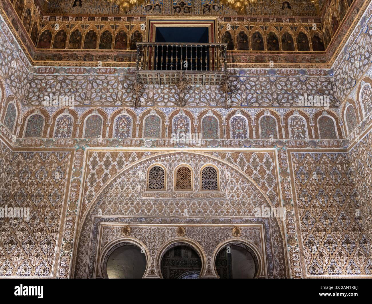 Plusieurs arches musulmanes décorent la Salón de Embajadores, très ornementé, utilisée à l'origine pour les réceptions et les grands rassemblements dans le Véritable Alcázar. Banque D'Images