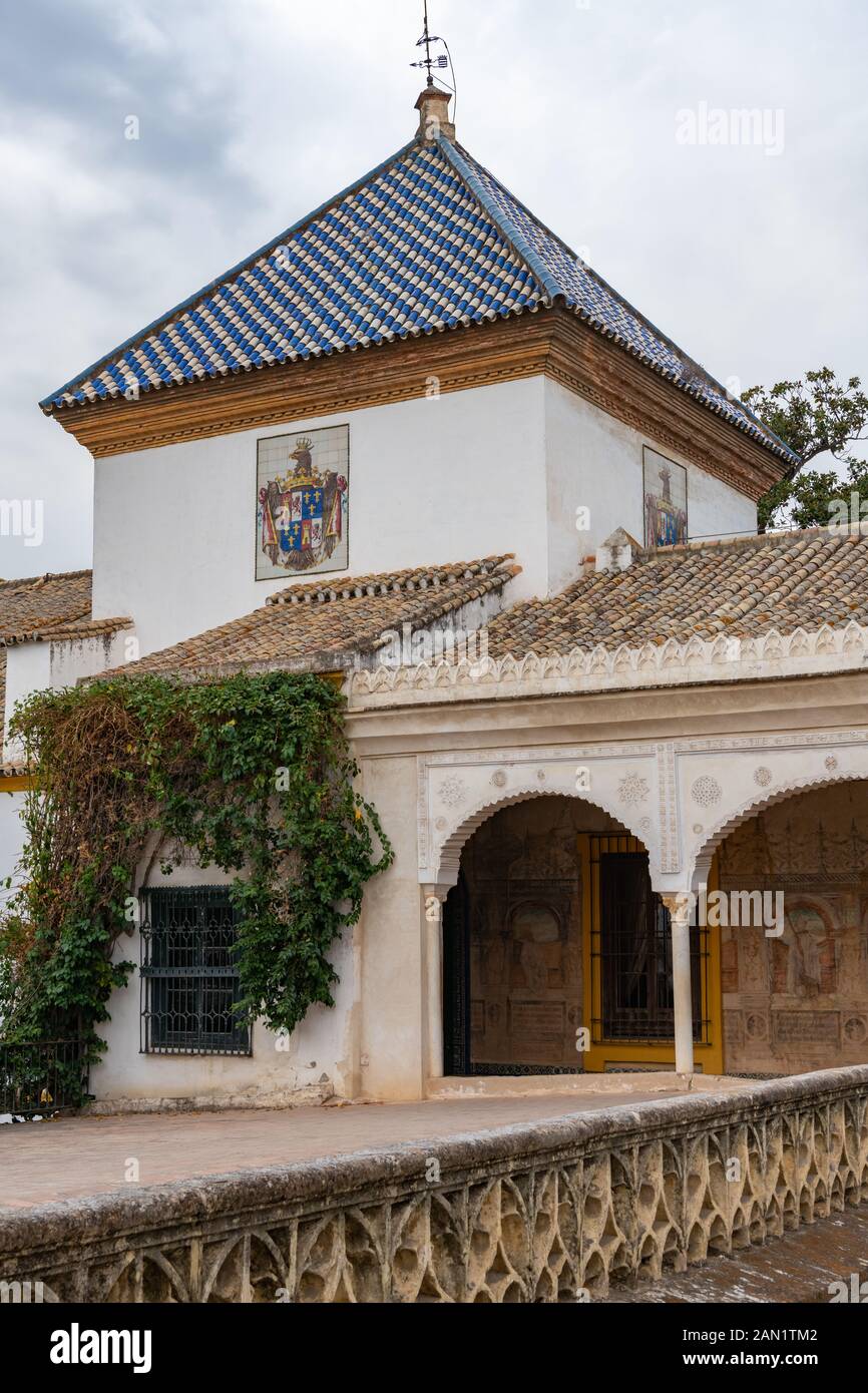 Le toit en céramique bleu et blanc de l'escalier du palais, avec son manteau d'armes, et balustrade gothique de la galerie supérieure de la Casa de Pilatos Banque D'Images