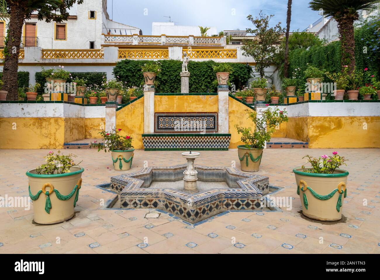 L'étang néo-mudejar orné en forme d'étoile dans le petit jardin de la Casa de Pilatos est un ajout du début du 20ème C à la maison historique et au jardin. Banque D'Images