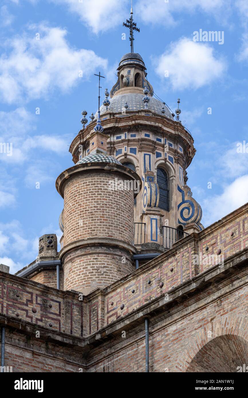 Le dôme décoré, la coupole et les tours de l'Iglesia de la Anunciación s'élèvent au-dessus de la façade relativement austère de l'église. Banque D'Images