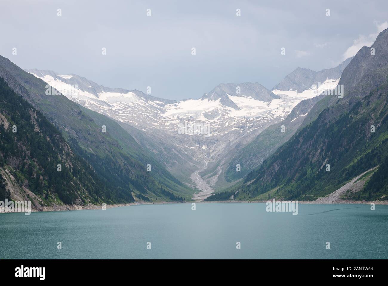 Vue sur le glacier et le lac dans les Alpes, près de la frontière de l'Autriche et de l'Italie Banque D'Images
