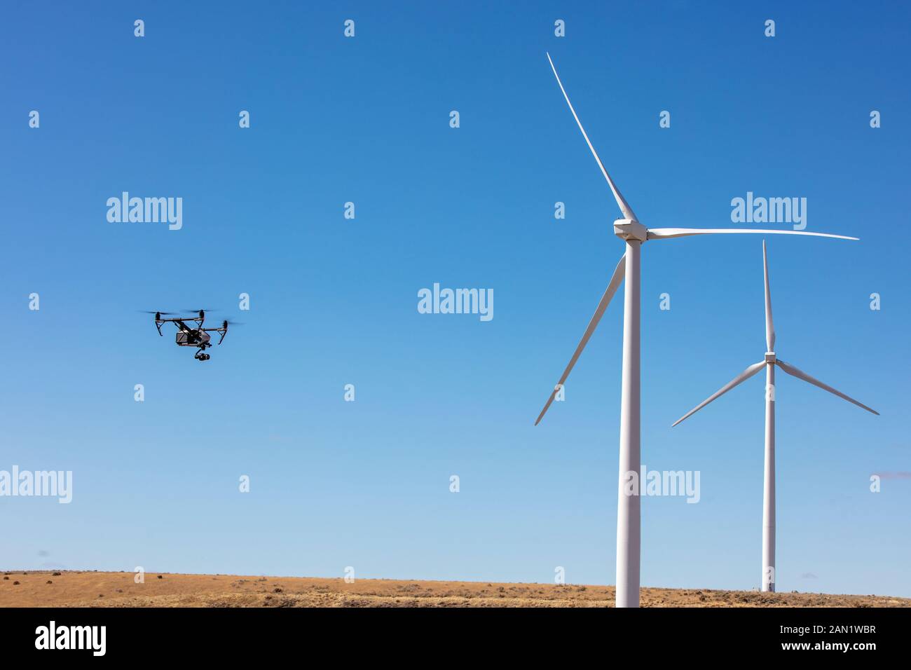 Éoliennes sur le terrain avec drone de caméra Banque D'Images