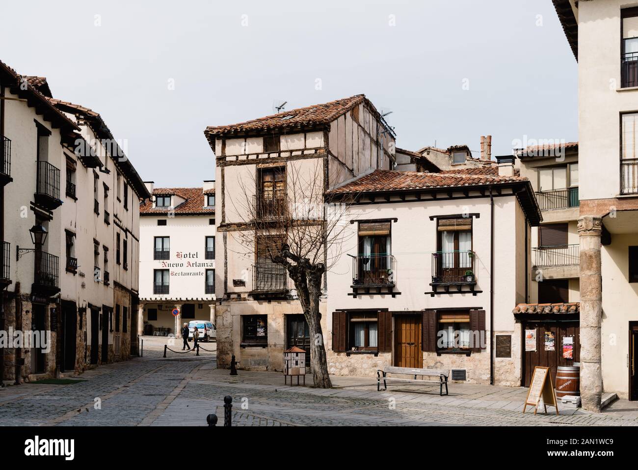 Covarrubias, Espagne - 16 Avril 2019 : place pittoresque dans la ville médiévale de Covarrubias en Castille Banque D'Images