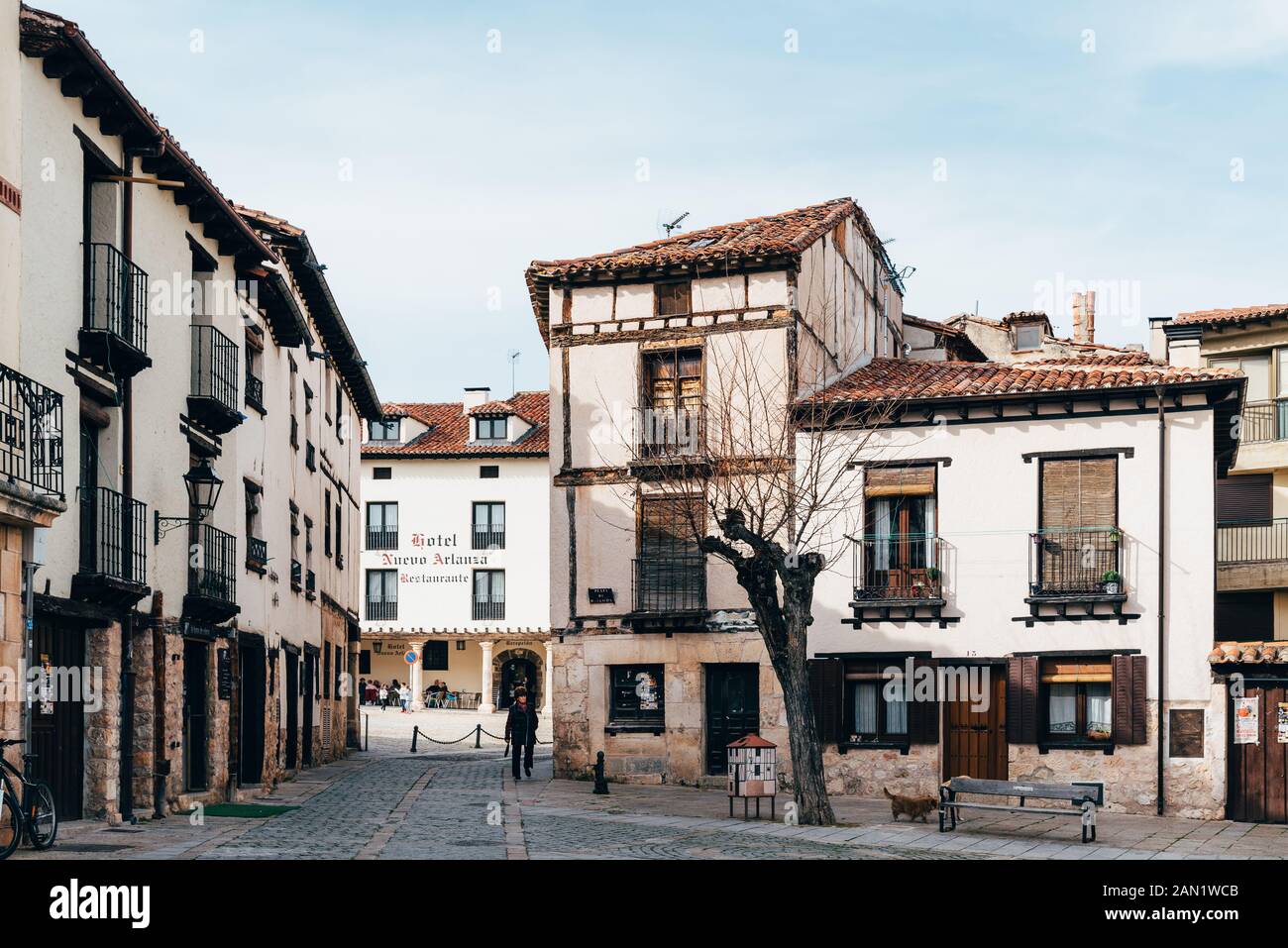 Covarrubias, Espagne - 16 Avril 2019 : place pittoresque dans la ville médiévale de Covarrubias en Castille Banque D'Images