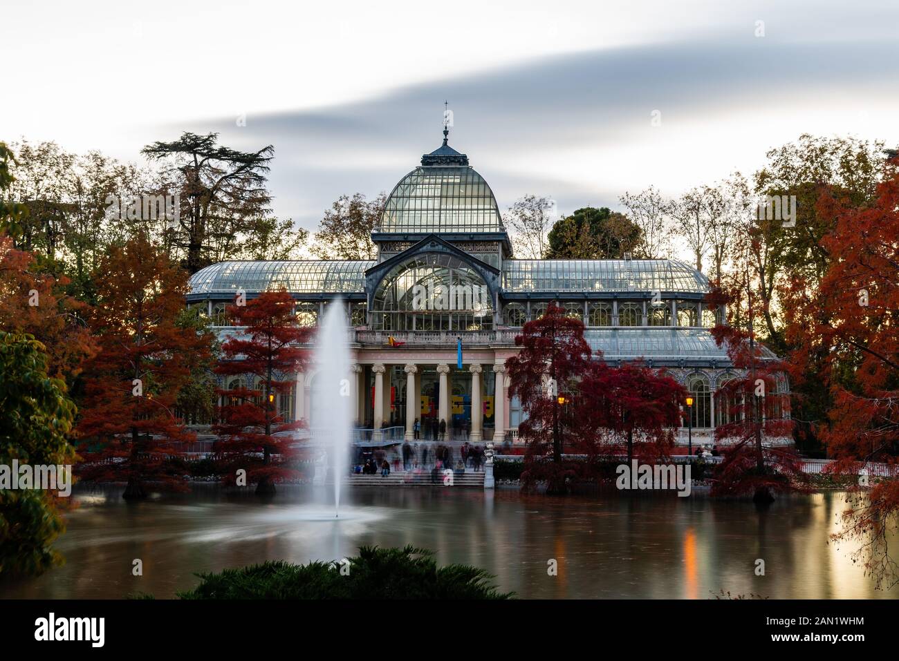 Madrid, Espagne - 10 novembre 2019 : le palais de verre du parc del Buen Retiro à Madrid. Voir au coucher du soleil dans le temps d'automne Banque D'Images