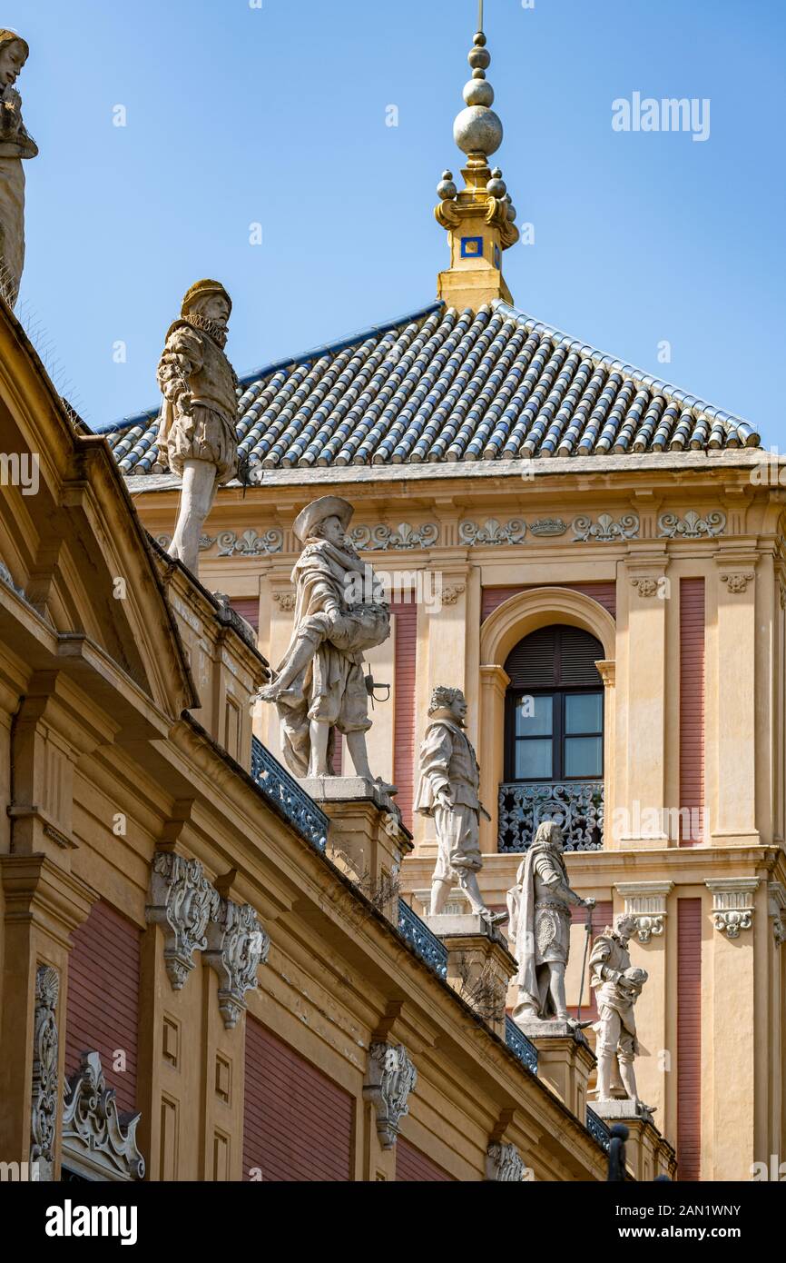 Le parapet orné et la tour du 17ème C Palais baroque espagnol de San Telmo avec les statues originales d'Antonio Susillo de Séville illustres. Banque D'Images