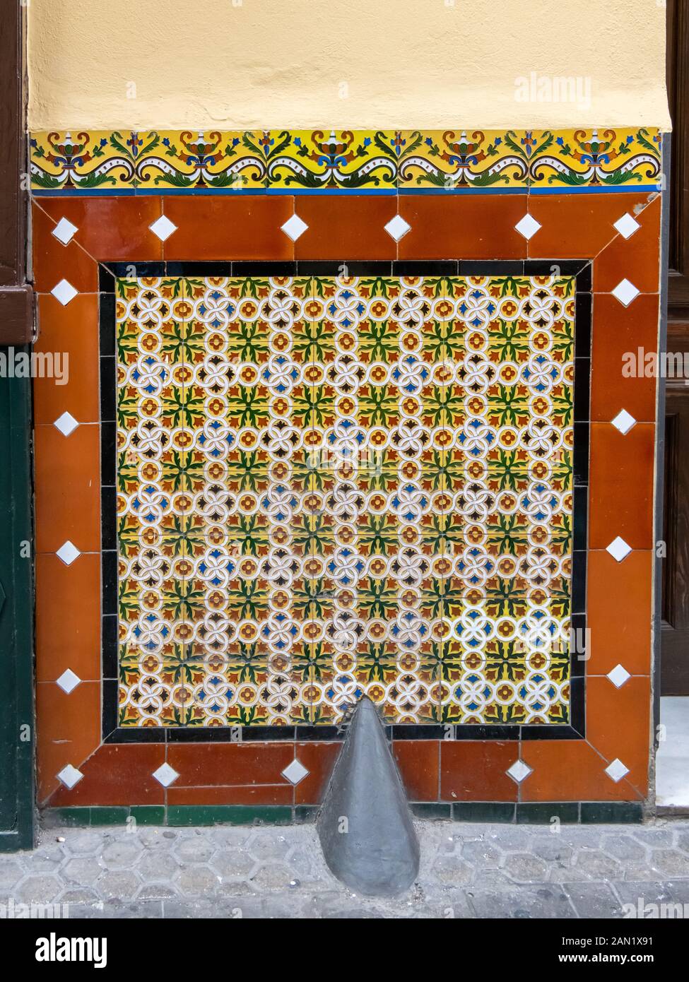 Les carreaux de céramique colorés d'Azulejos décorent la base d'un mur sur El Rincondillo, le plus ancien bar de Séville, fondé en 1670, dans la Calle Gerona. Banque D'Images