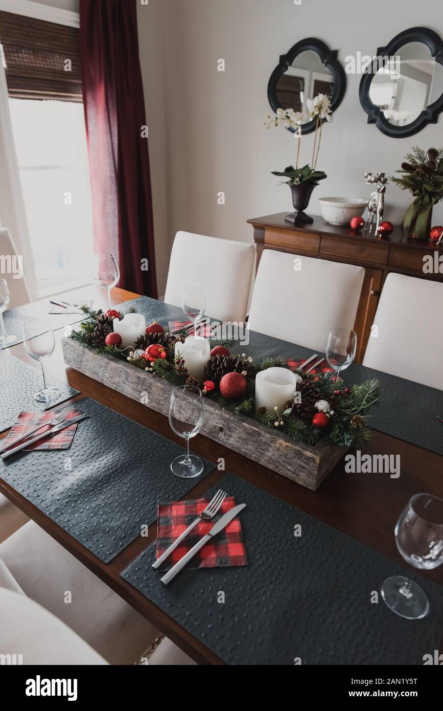 Table pour un dîner de Noël formel dans une salle à manger. Banque D'Images