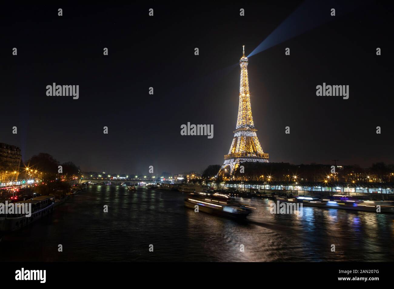 La Tour Eiffel s'allume à minuit le jour de la Saint-Sylvestre 2020. Banque D'Images