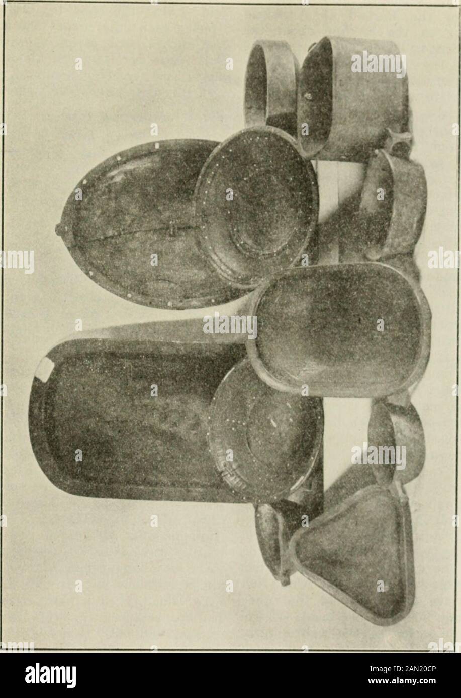 Brochure descriptive sur le musée historique de l'Alaska . dth et de six pieds à tentyet trente pieds de longueur. Sur le bord supérieur de la seine, une série de flotteurs en bois ronds façonnés sous la forme d'oiseaux et de phoques et d'ivoire sinkersof à poignée le long de l'estrung du bord inférieur à intervalles réguliers. Les poids en pierre alternent de manière fre-quente avec les poids ivorj^, qui servent à la fois pour les peseurs et les poignées. Dans certaines localités, la pêche est le don avec des moustiquaires- Elles sont faites à partir de la même matière que les marines. Les Thespecimens de la collection sont madefrom split whalebone et des racines de saule.La bouche du filet est tenu ope Banque D'Images