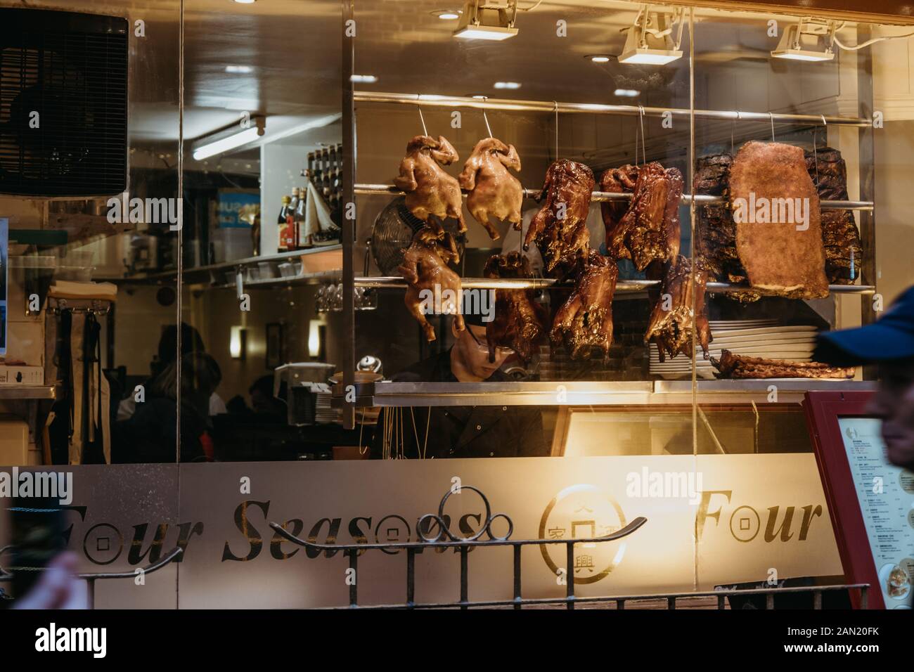 Londres, Royaume-Uni - 24 novembre 2019 : canard cuit à la fenêtre du restaurant à Chinatown, Londres. Chinatown abrite une grande communauté est-asiatique et est Banque D'Images