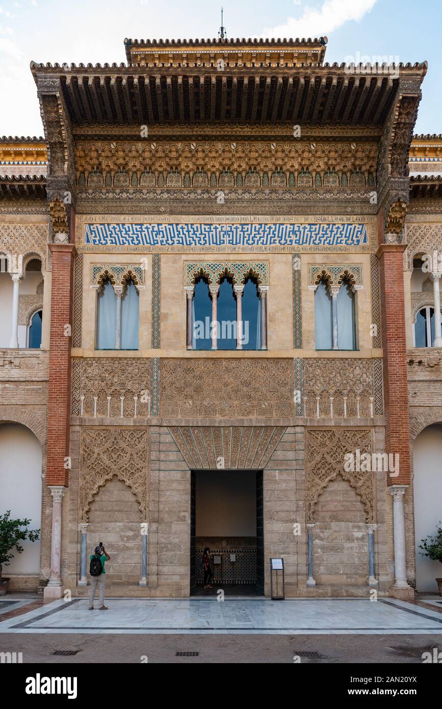 La façade principale du Palacio de Don Pedro I du patio de la Monteria dans le Véritable Alcázar. Il montre des éléments de conception chrétiens et islamiques Banque D'Images