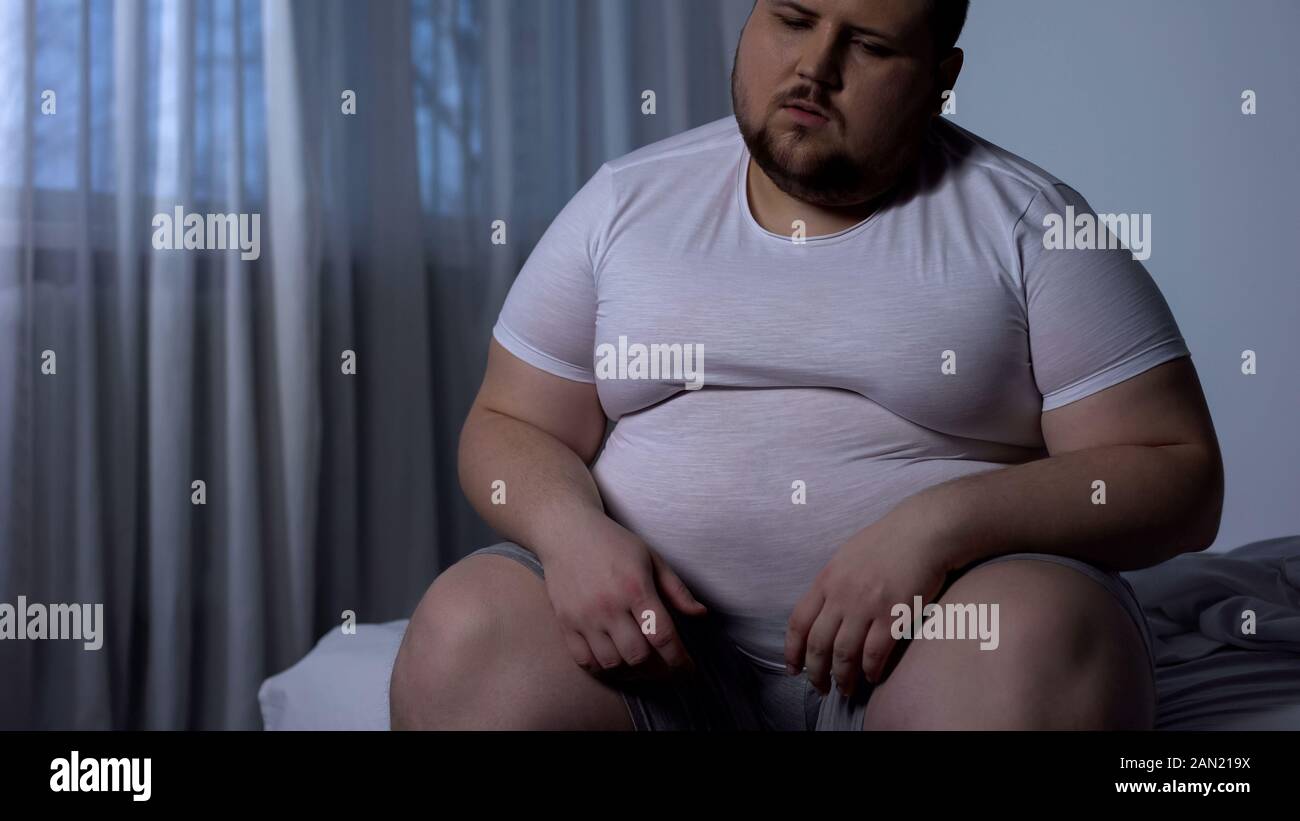 Gros homme se sent le poids et la douleur dans l'estomac, ballonnement  abdominal, indigestion Photo Stock - Alamy