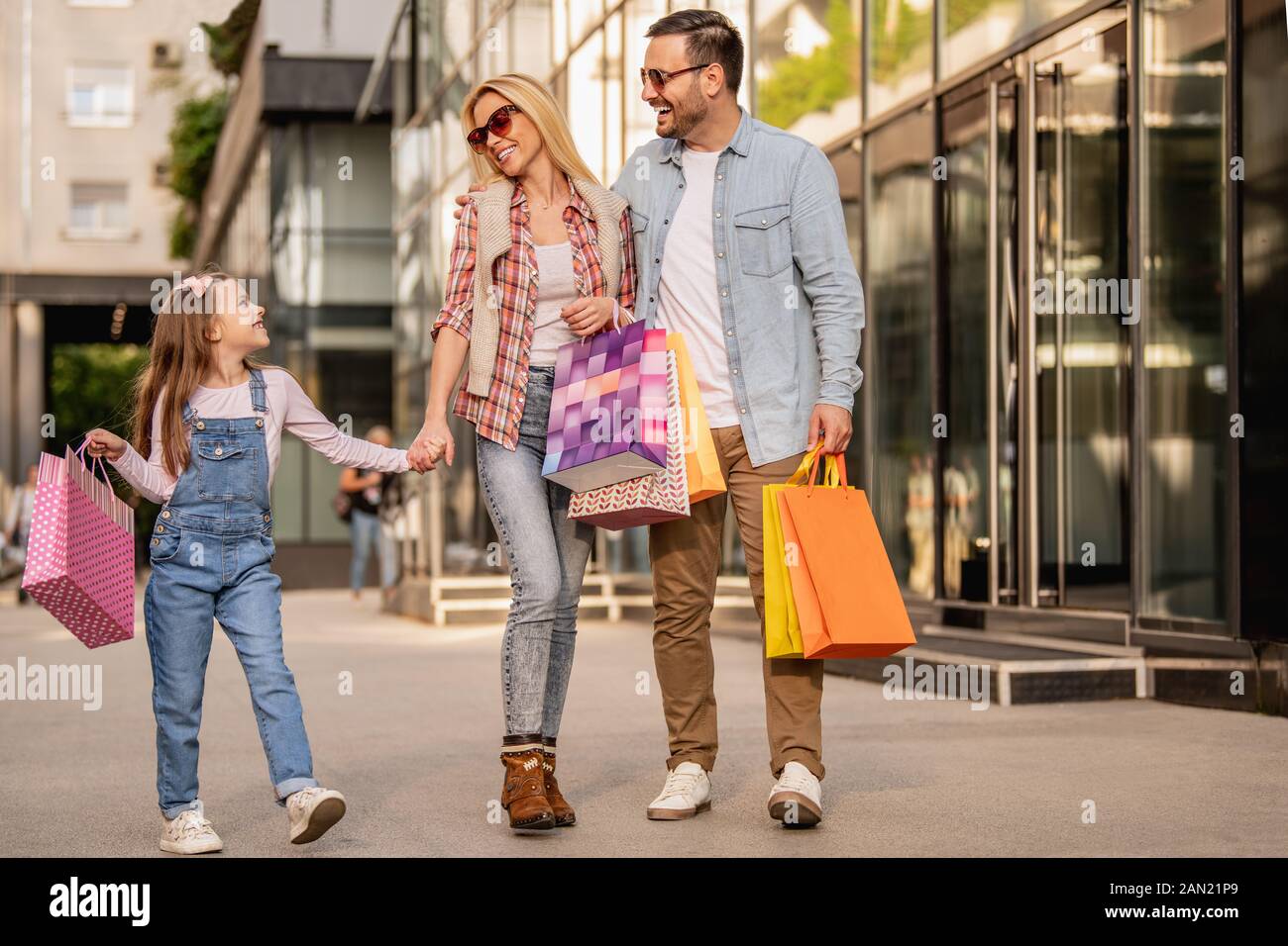 Happy Family avec petite fille profiter après le magasinage.People,bonheur,amour et le consumérisme concept. Banque D'Images