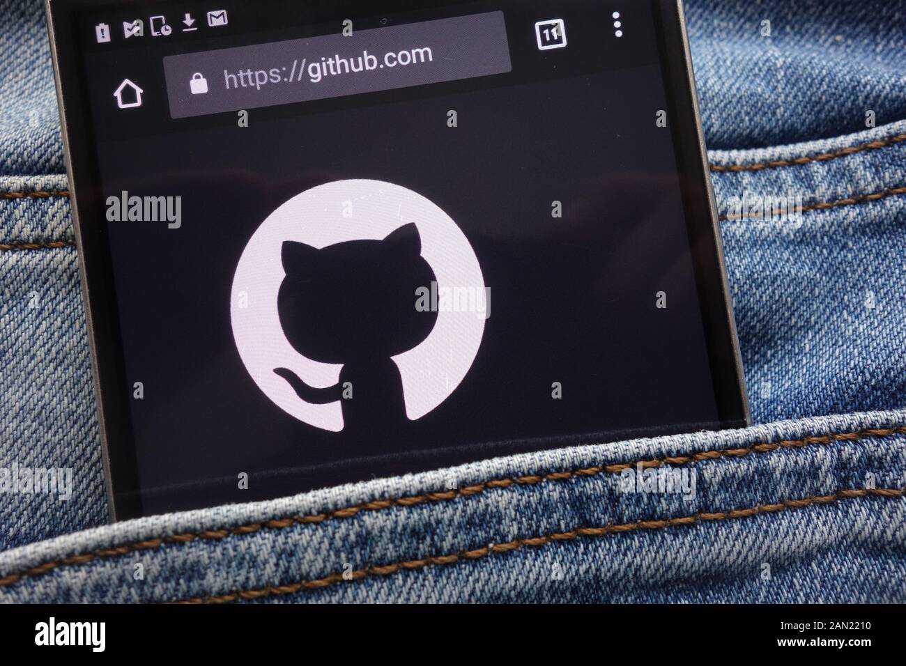 Site web affiché sur smartphone GitHub cachés dans la poche de jeans Banque D'Images