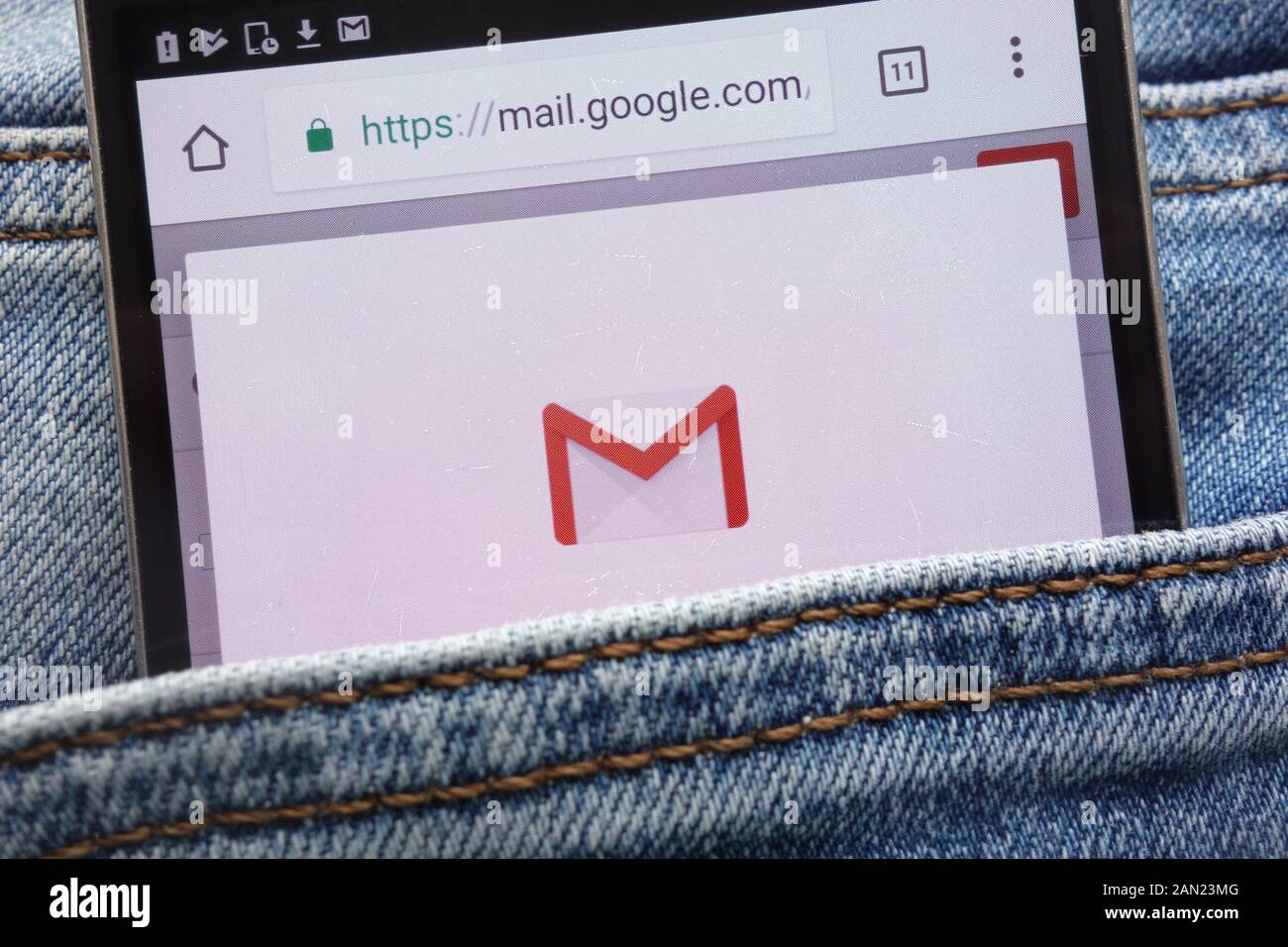 Google Mail (Gmail) site web affiché sur smartphone caché dans la poche de jeans Banque D'Images