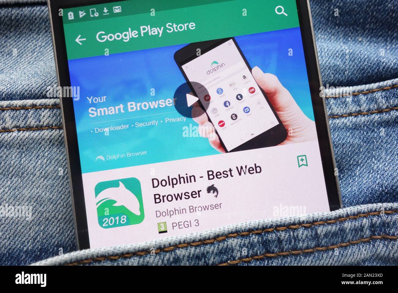 Dolphin - le meilleur navigateur Web Application sur Google Play Store affiche site web sur smartphone caché dans la poche de jeans Banque D'Images