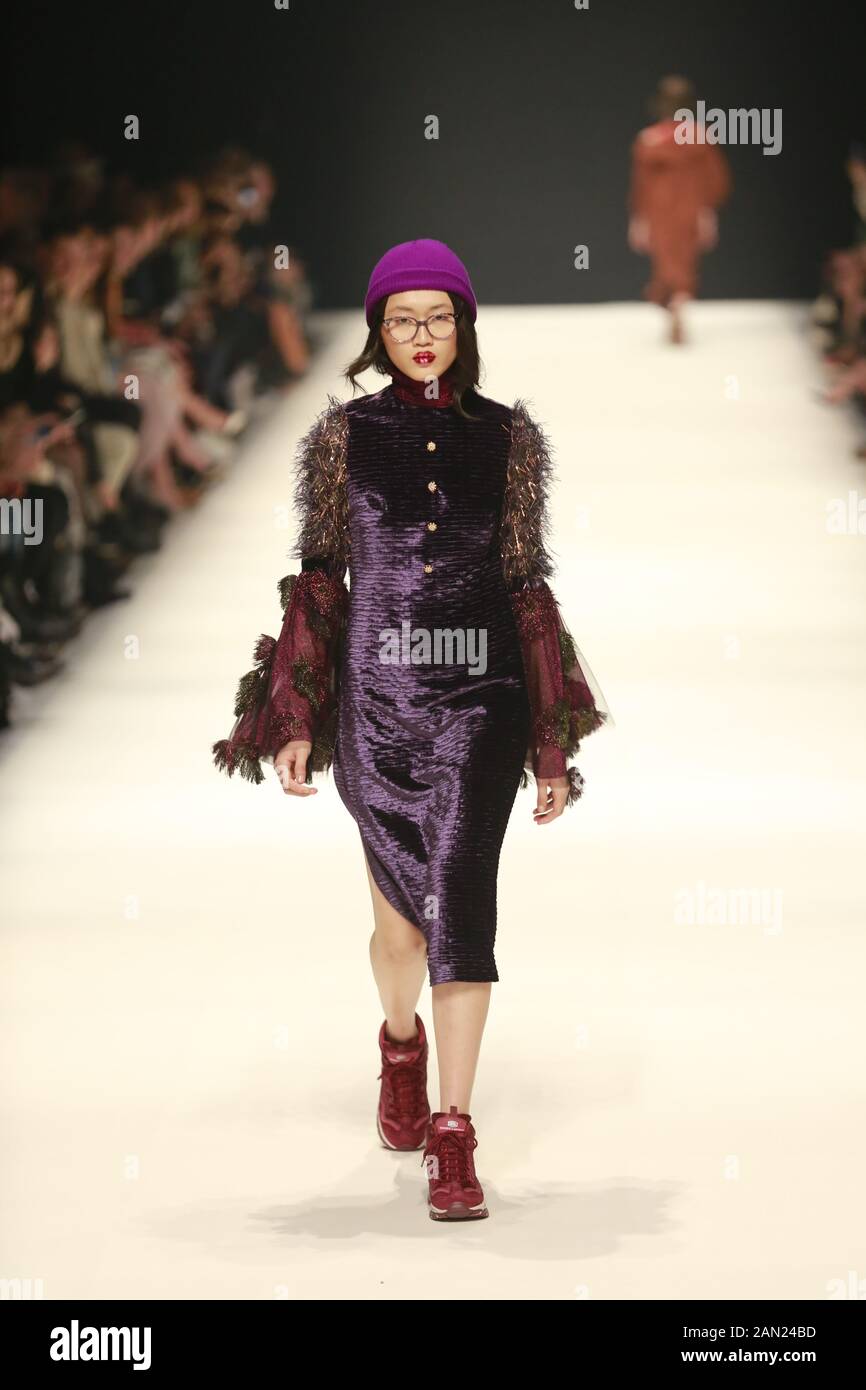 Allemagne, Berlin, 01/15/2020. Collections KXXK (Kilian Kerner) à la Mercedes-Benz Fashion week (MBFW) automne / hiver 2020 à Kraftwerk Berlin à Berlin-Mitte. La photo montre des modèles avec la collection de Kilian Kerner. Banque D'Images