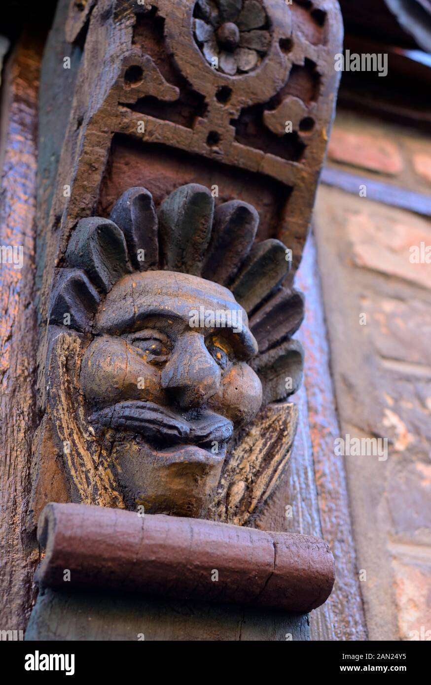 Visage sculpté sur des poutres de Hans Raffns chambre du Moyen-Âge, Angel House à Ystad, Scania, Suède Banque D'Images