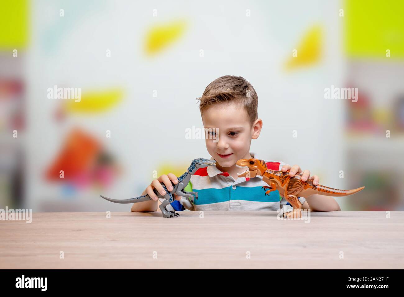 Garçon jouant avec les dinosaures. Concept de l'apprentissage et les enfants Le développement de l intelligence. La chambre des enfants à l'arrière-plan Banque D'Images