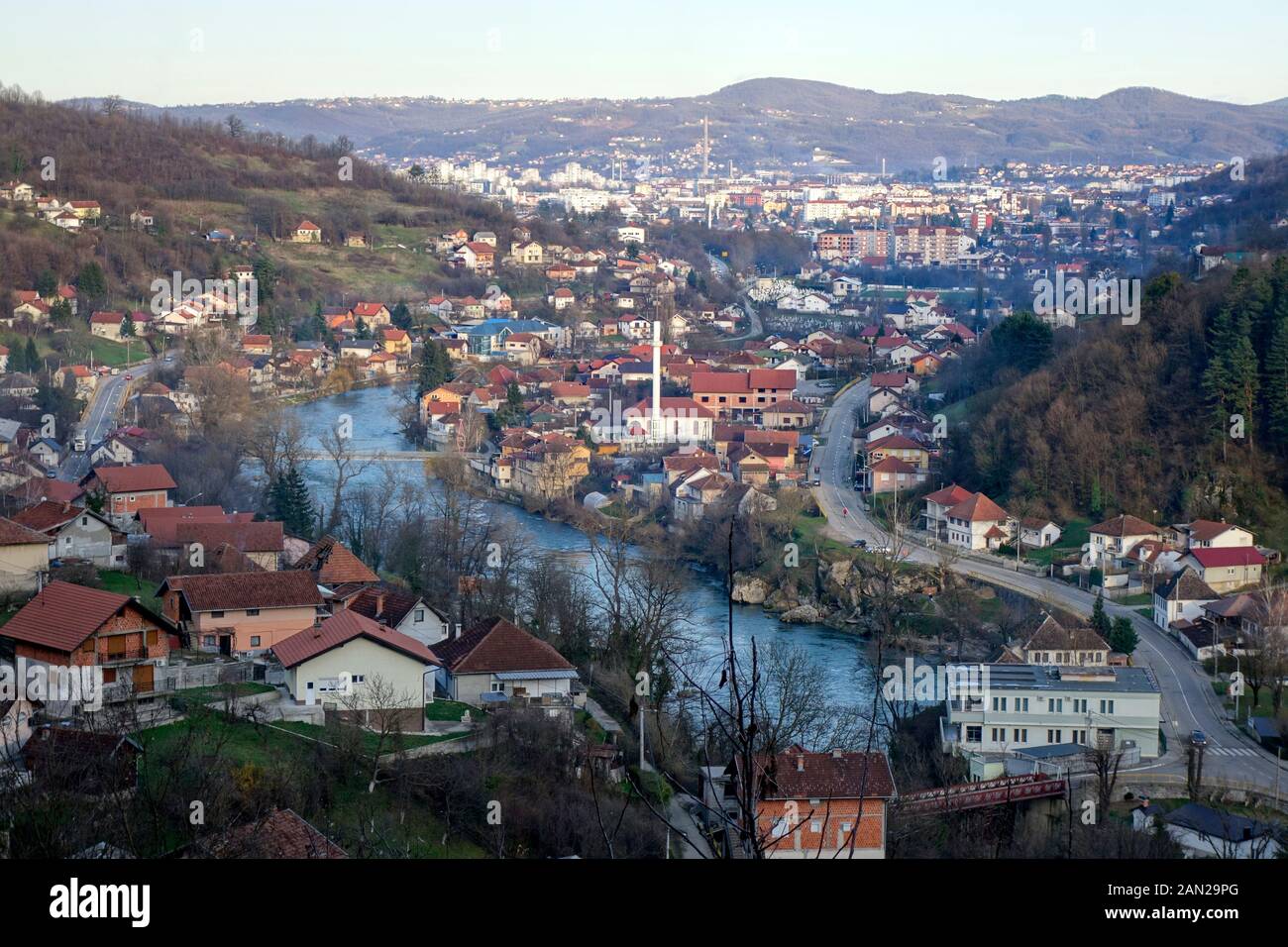 Gornji Seher ou, nouveau nom serbe Srpske Toplice, est un subarb de Banja Luka, la ville en arrière-plan. Banque D'Images
