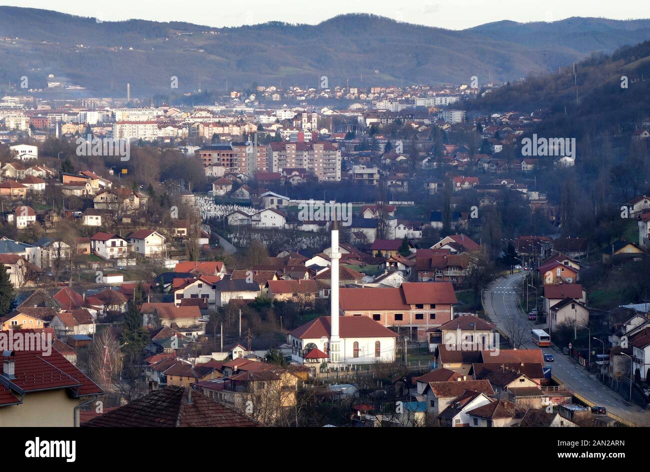 Gornji Seher ou, nouveau nom serbe Srpske Toplice, est un subarb de Banja Luka, la ville en arrière-plan. Banque D'Images