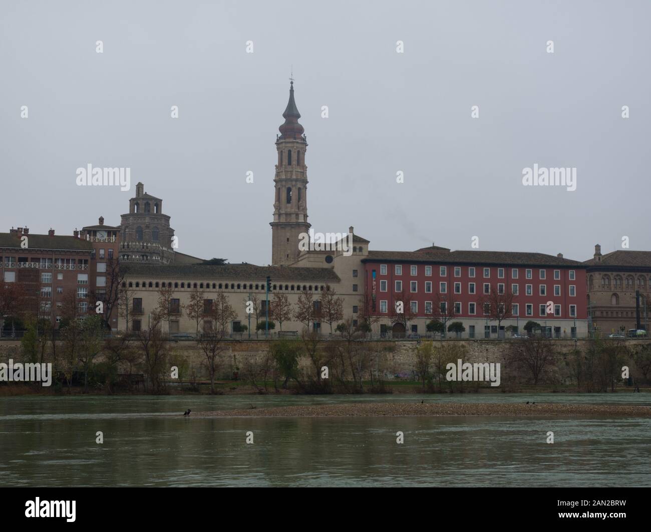 Clocher de la cathédrale du Sauveur comme vu de l'autre côté de la rivière en un jour brumeux en hiver. Saragosse, Espagne. Banque D'Images