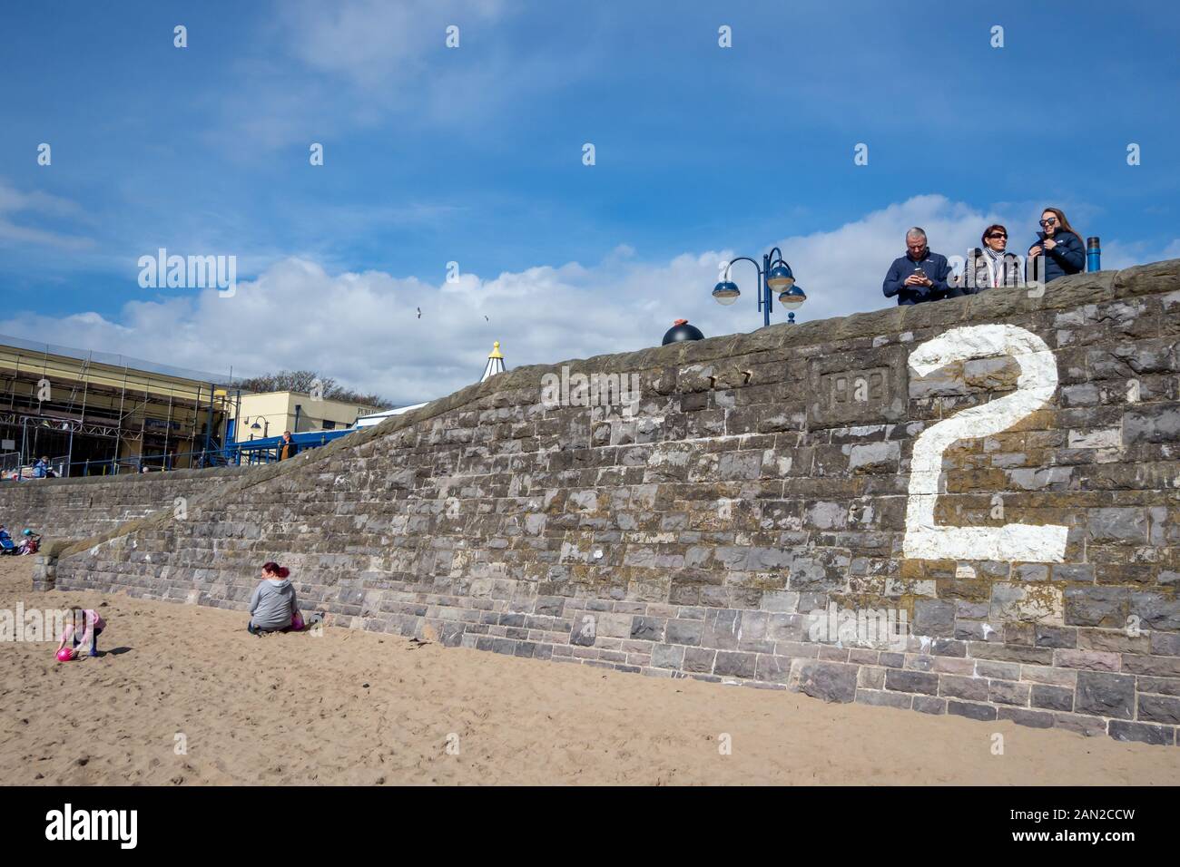 Les touristes sur la plage et le front de mer sur l'île de Barry au pays de Galles, Royaume-Uni. Banque D'Images