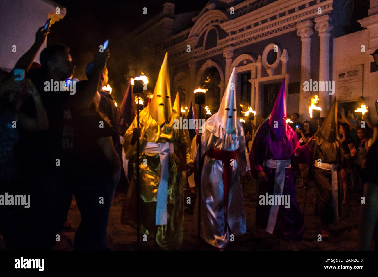 Les gens font à capuchon le Fogaréu traditionnelle procession dans les rues de la ville de Goiás, Brésil Banque D'Images