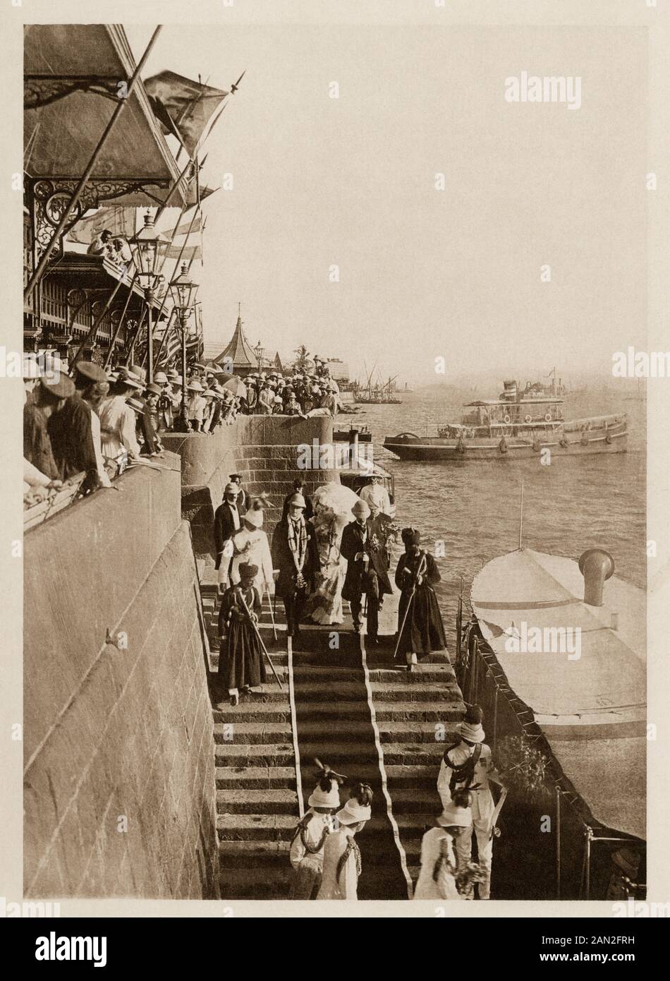 Seigneur et Dame Curzon quittant l'Inde, 1905, de Bombay. Photogravure Banque D'Images