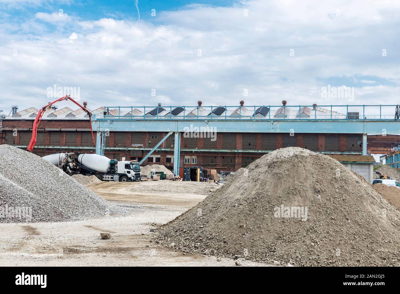 Les camions avec du ciment ou du béton et des tas de sable et gravier à Västra Hamnen, Malmo, Suède Banque D'Images