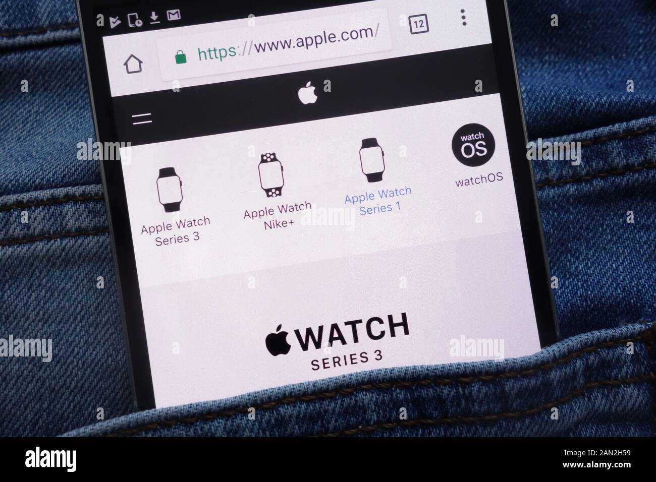 Site web d'Apple sur Apple Watch affiche sur smartphone caché dans la poche de jeans Banque D'Images