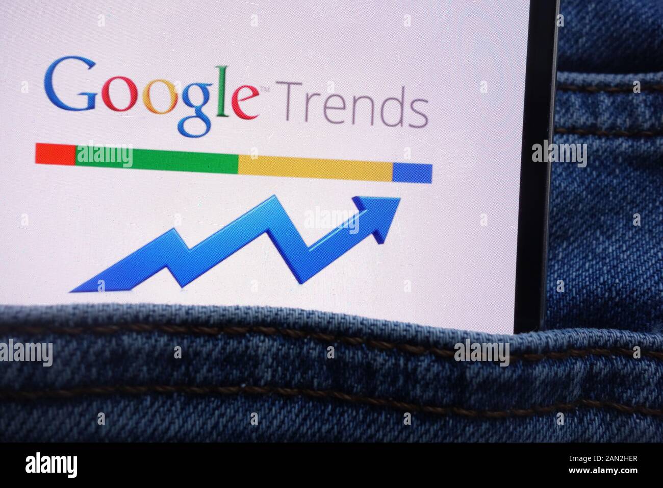 Google Trends logo affiché sur smartphone caché dans la poche de jeans Banque D'Images