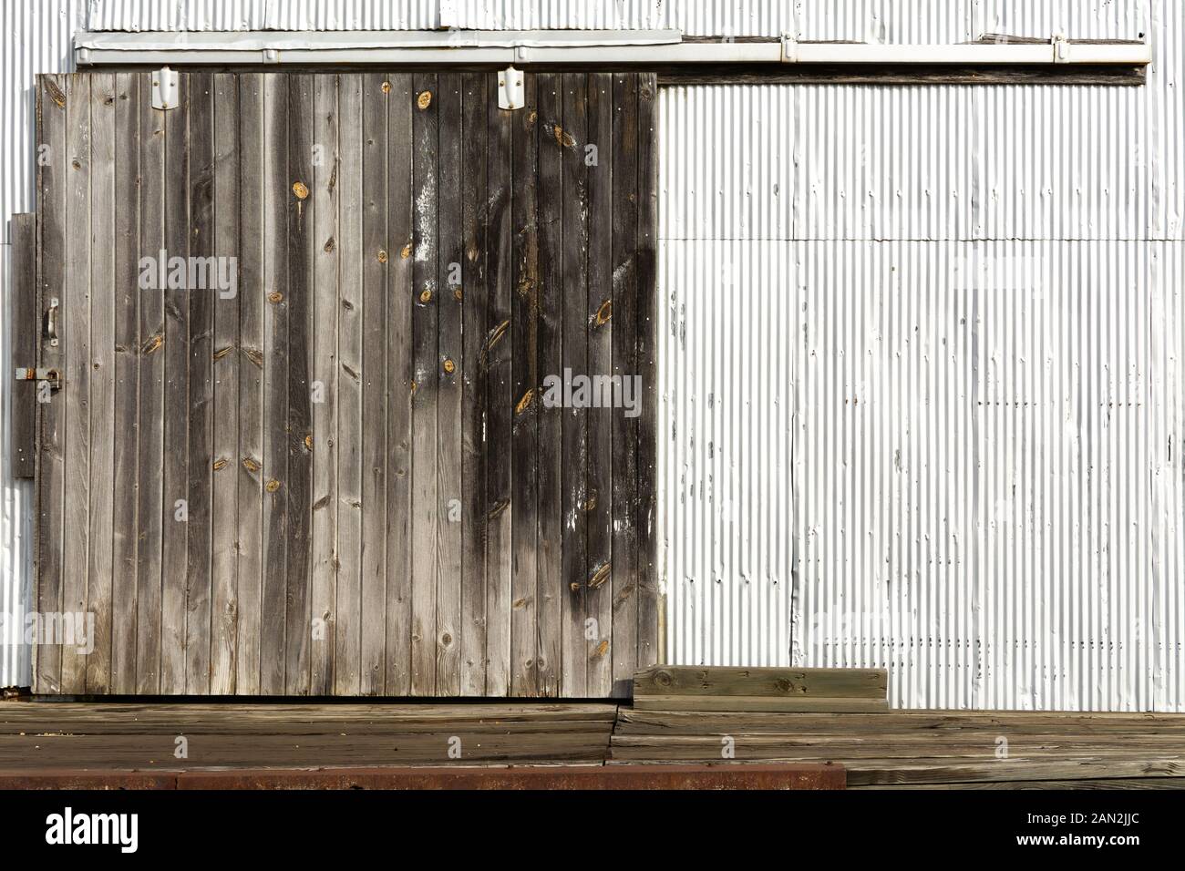 Vieille porte en bois sur le quai de chargement. Banque D'Images