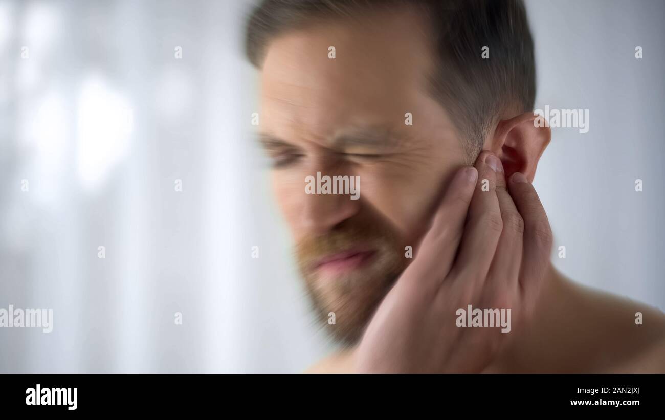 L'homme sent la douleur dans l'oreille moyenne, la méningite et la perte de  l'ouïe, de l'inflammation, gros plan Photo Stock - Alamy
