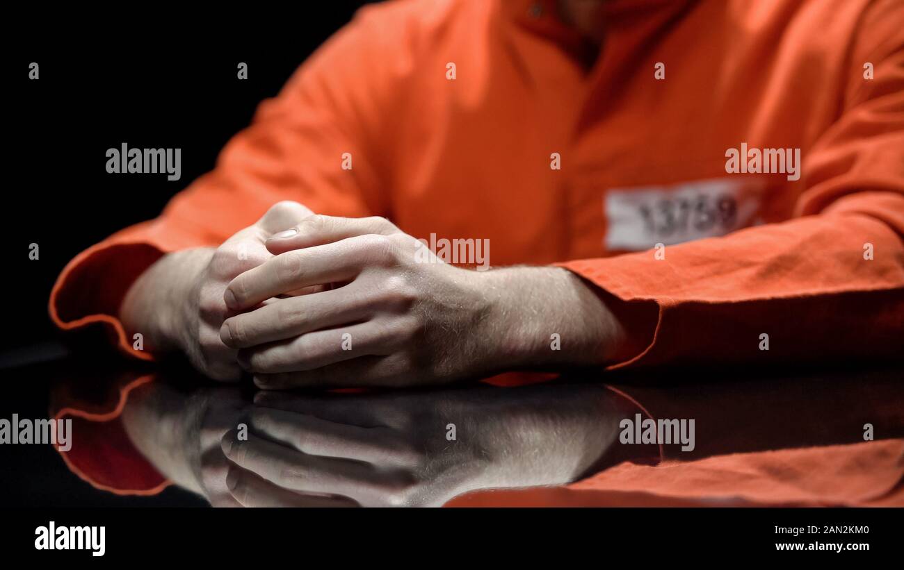 Main de l'homme prisonnier, détenu à témoigner en salle de détention, la coopération Banque D'Images