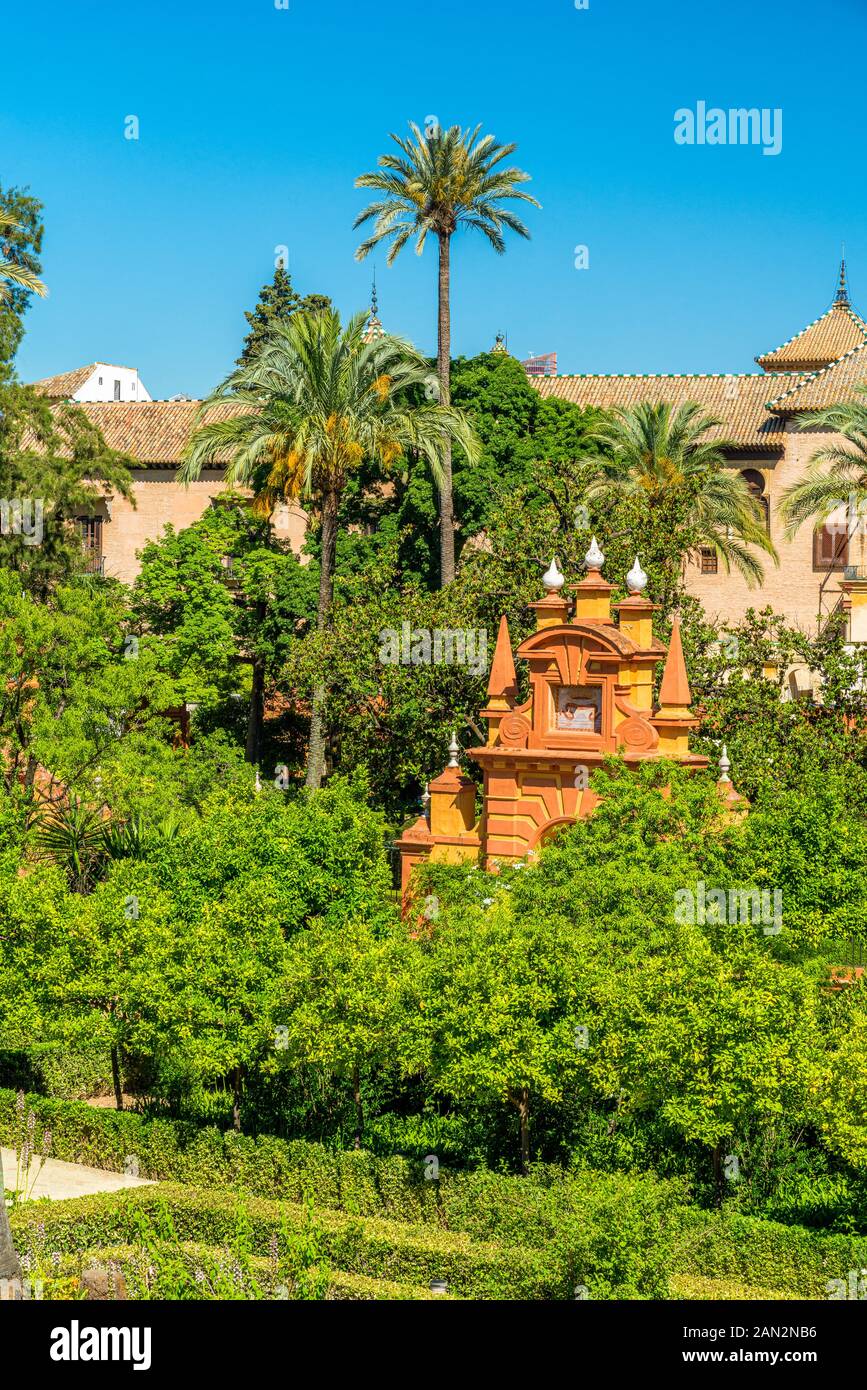Le jardin idyllique dans les Alcazars royaux de Séville, Andalousie, Espagne. Banque D'Images