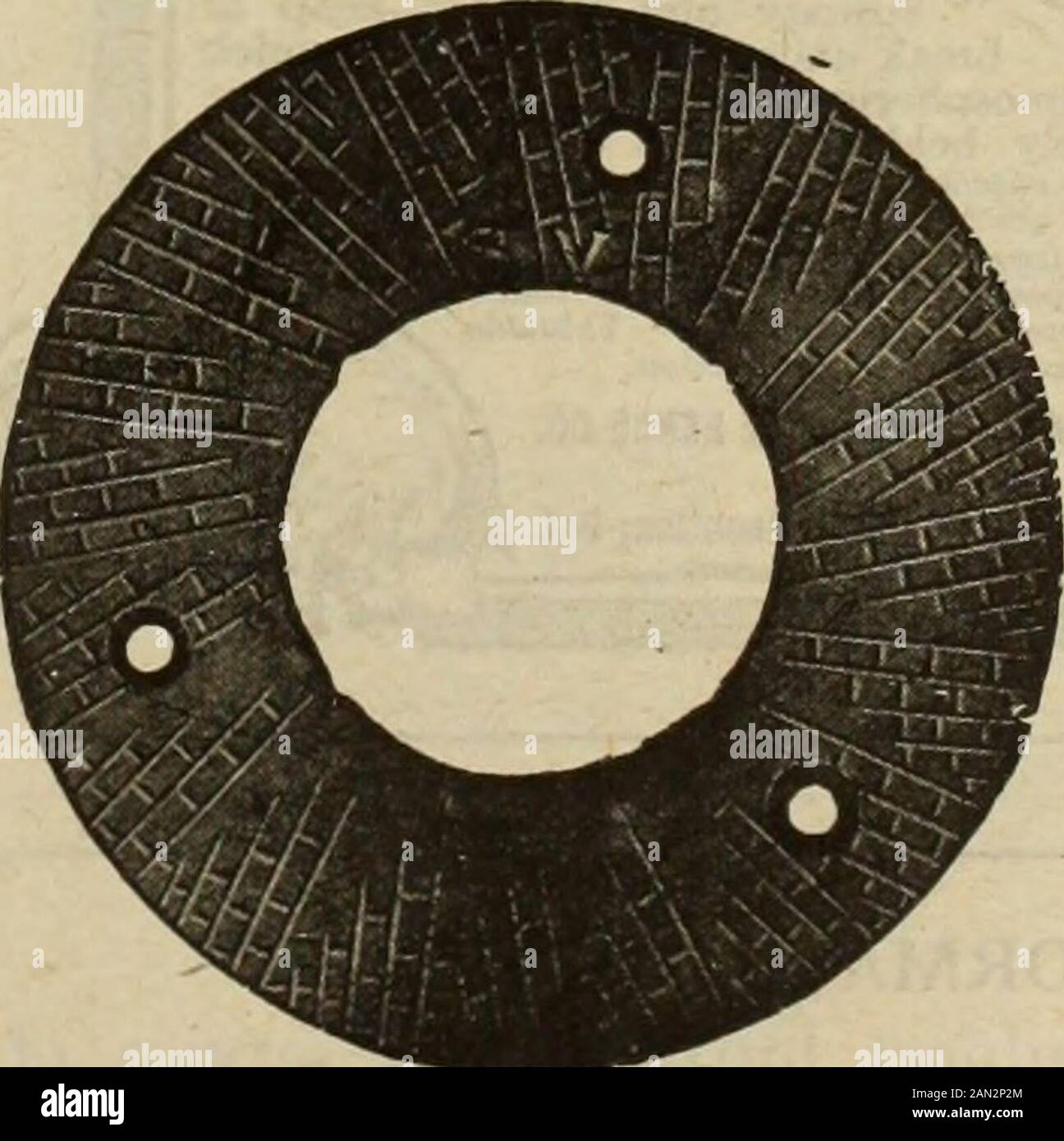 Le magazine Farmer (janvier-décembre 1920) . Si le coeur de votreGrinder est droit, Le coeur d'un broyeur d'alimentation est, bien sûr, les plaques De Broyage. Si tjieseare bon, le moulin à café est bon ; si les plaques sont pauvres, inresponsables ou portent de manière inégale, le moulin à café est plus difficile que la valeur de l'itis. Il n'y a pas de plaques de broyage de bettergrincement madeque le célécatedVessot, avec quelletous les Vessot FeedGrinders sont des plaquettes d'équipement. Coulées, tournées et tempérées par des procédés spéciaux qui garantissent des qualités de densité, de dureté et d'usure. Notez la marque de commerce S. V. sur toutes les plaques Vessot d'origine.Neuf tailles, une pour répondre à vos besoins Banque D'Images