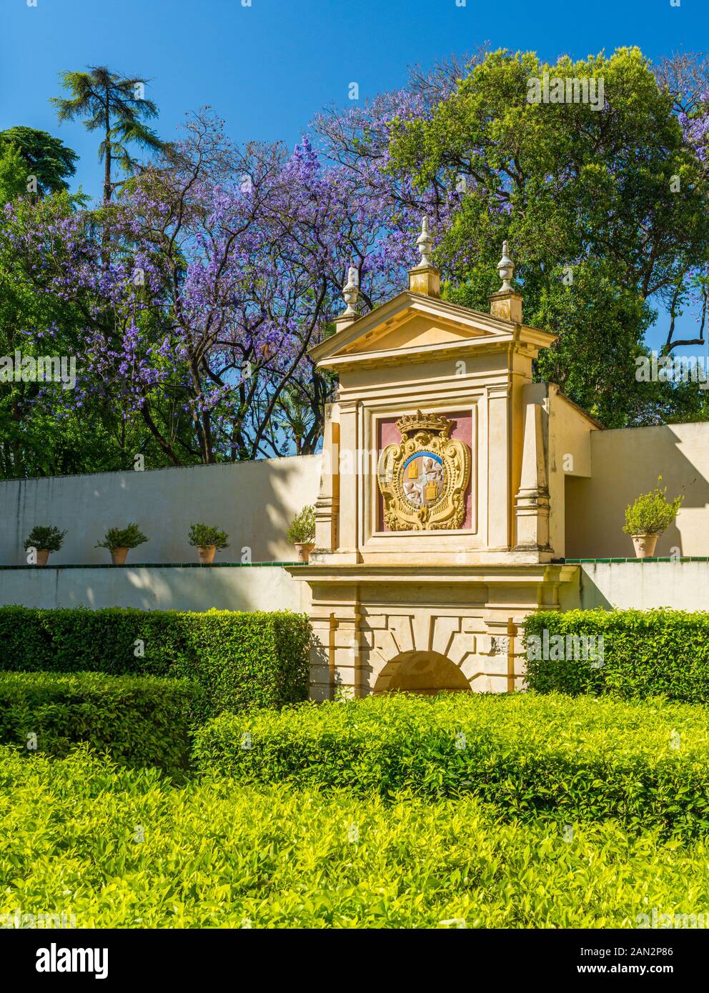 Espagne Manteau d'armes dans le jardin des Alcazars royaux de Séville, Andalousie, Espagne. Banque D'Images