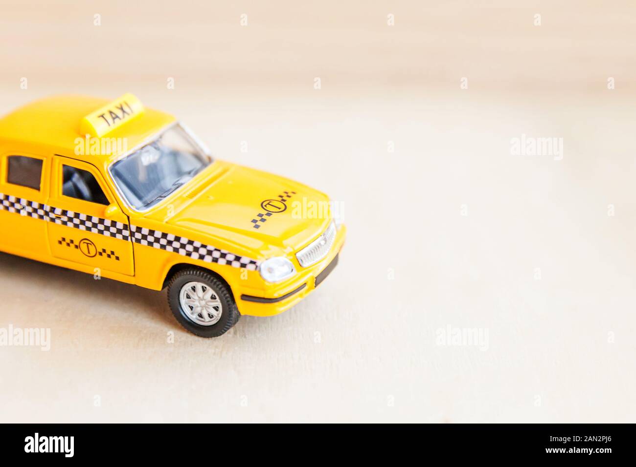 Design vintage retro simplement jaune jouet voiture Taxi Cab modèle sur  fond de bois. Transport Automobile et symbole. Le trafic urbain de la ville  de livraison service idée concept. Copy space Photo
