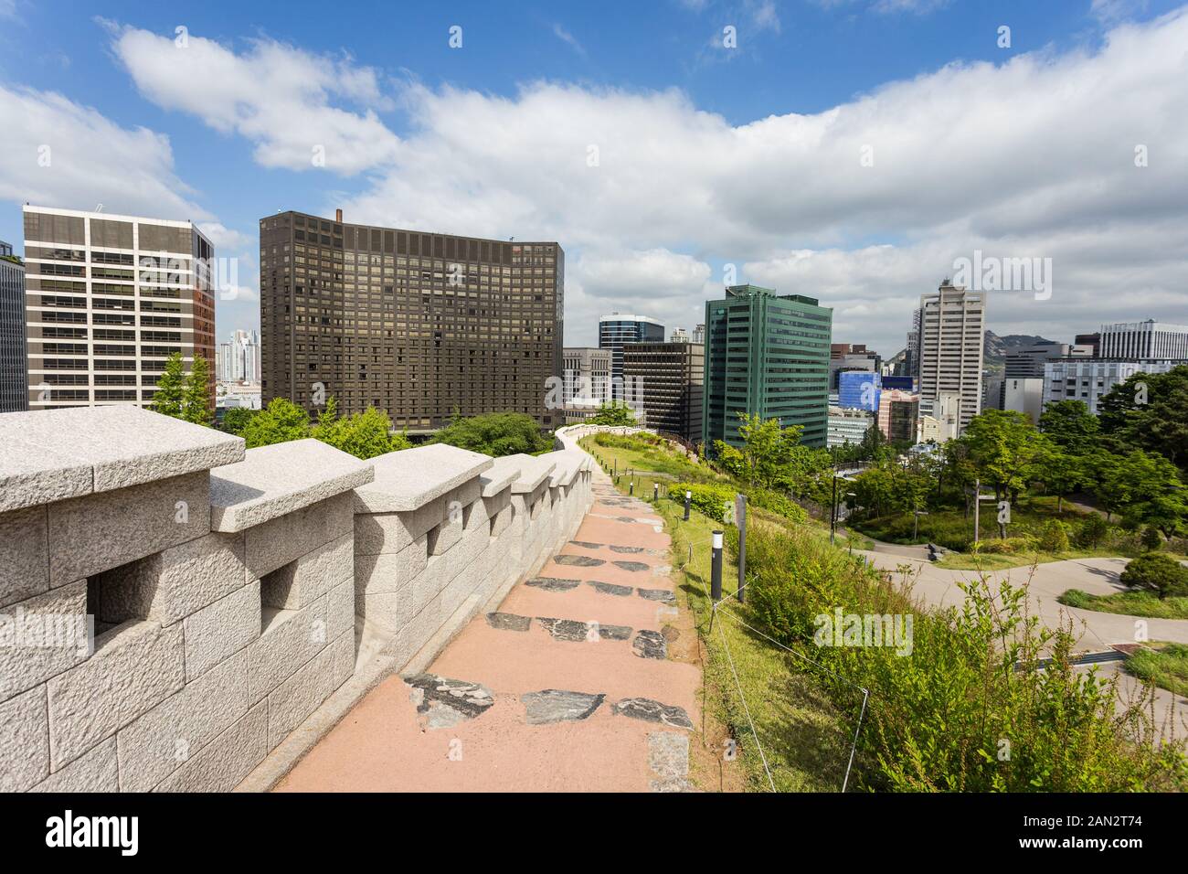 Viwe du mur historique de la forteresse de Séoul dans le parc Namsan dans le quartier du centre-ville de Séoul, dans la capitale de la Corée du Sud, lors d'une journée estivale ensoleillée Banque D'Images