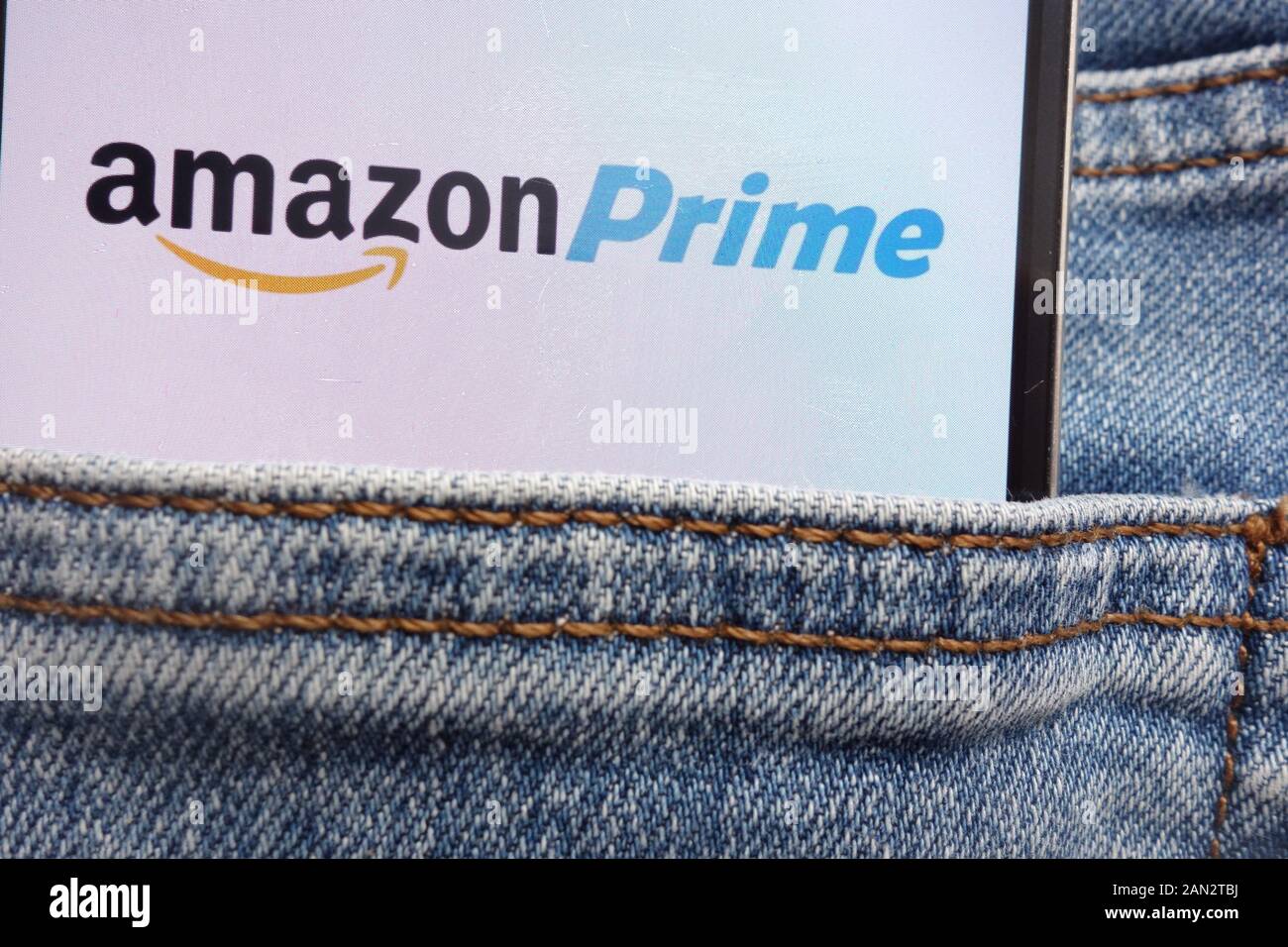 Amazon premier logo affiché sur smartphone caché dans la poche de jeans Banque D'Images