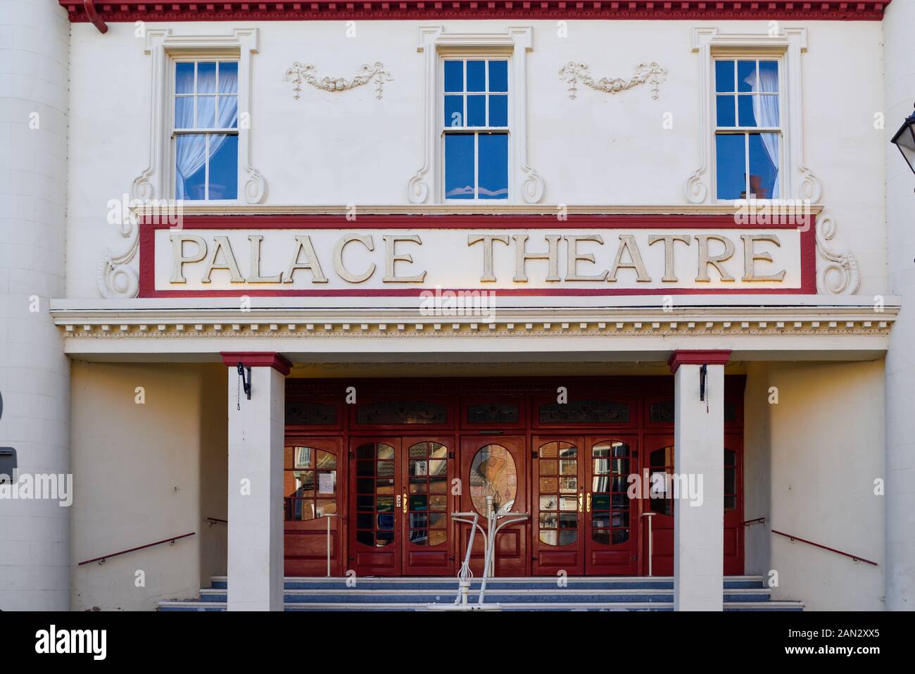 Newark On Trent Marché de la ville historique dans le Nottinghamshire, Angleterre. Palace Theatre Newark. Banque D'Images