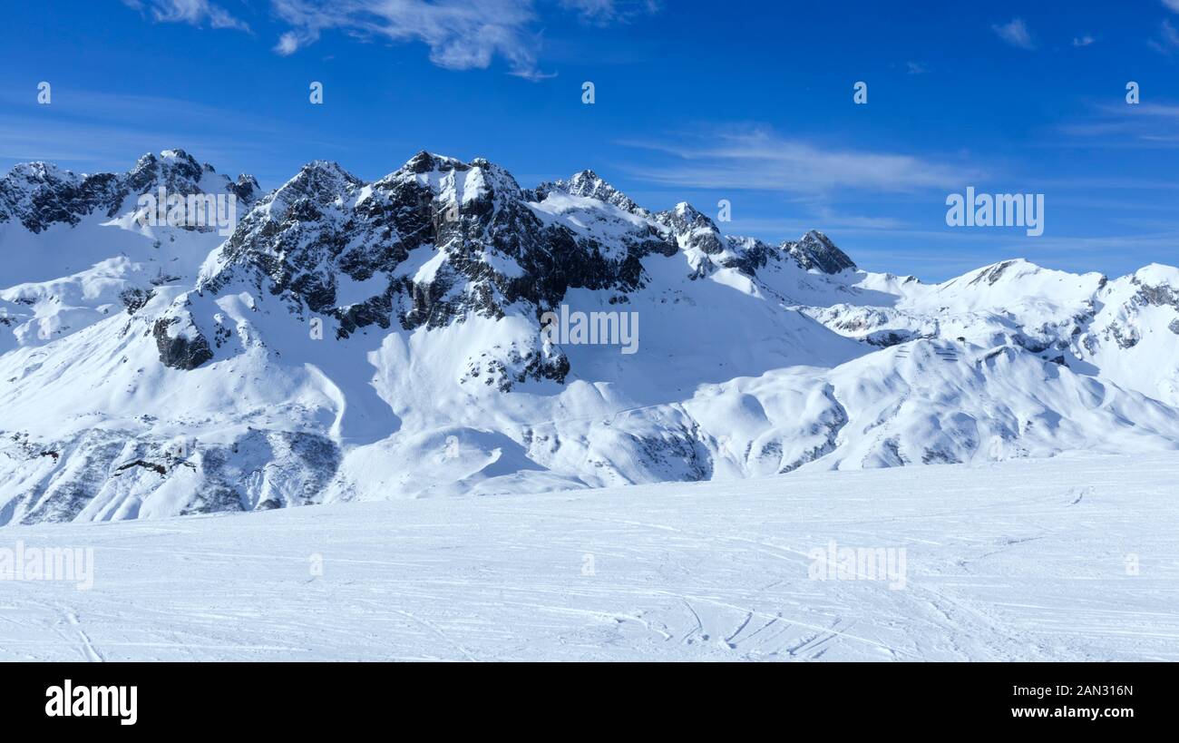 Panorama des sommets enneigés des Alpes, avec des pentes en hors piste sur neige poudreuse à Zurs station de sport d'hiver, Alpes, Arlberg, Autriche, aux beaux jour froid . Banque D'Images