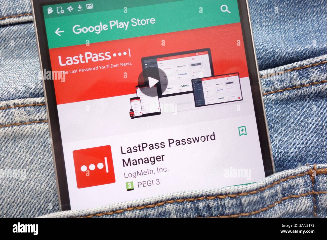 LastPass Password Manager Application sur Google Play Store affiche site web sur smartphone caché dans la poche de jeans Banque D'Images